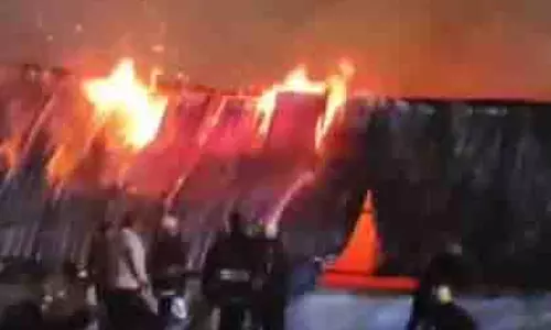Surat अग्निकांड: गोडादरा इलाके में गोदाम में लगी आग Surat अग्निकांड: गोडादरा इलाके में गोदाम में लगी आग