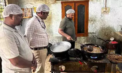 GHMC ने हैदराबाद में 43 मिठाई की दुकानों का औचक निरीक्षण किया