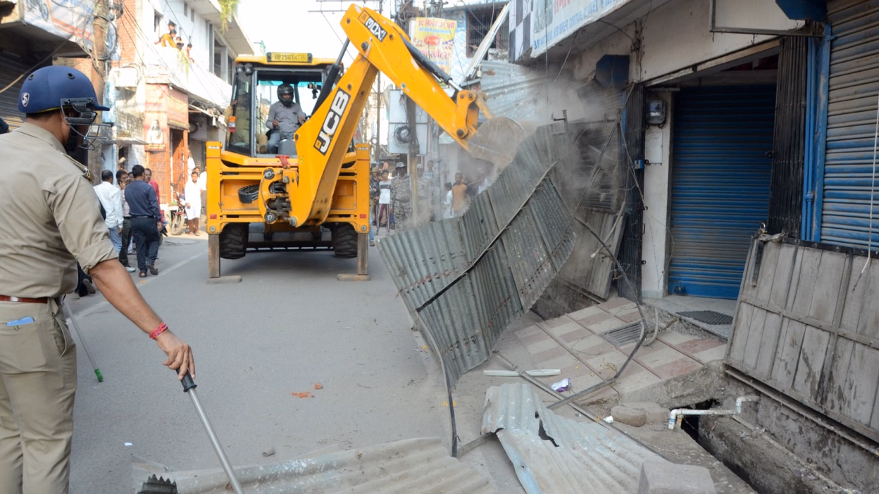 Bareilly: अतिक्रमण हटाने पर दुकानदारों और निगम की टकराहट Bareilly: अतिक्रमण हटाने पर दुकानदारों और निगम की टकराहट