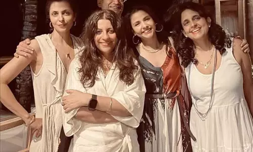 Zoya Akhtar ने अपना जन्मदिन शांतिपूर्ण तरीके से मनाया और प्रियजनों के साथ भावुक पल बिताए Zoya Akhtar ने अपना जन्मदिन शांतिपूर्ण तरीके से मनाया और प्रियजनों के साथ भावुक पल बिताए