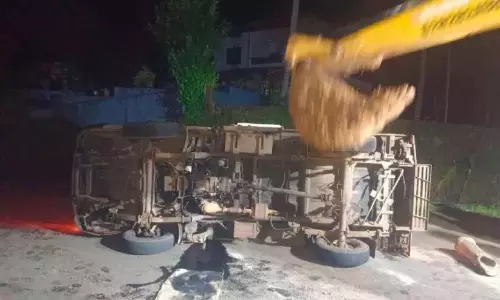Kerala : बेवरेज कंपनी का वाहन पलट गया Kerala : बेवरेज कंपनी का वाहन पलट गया