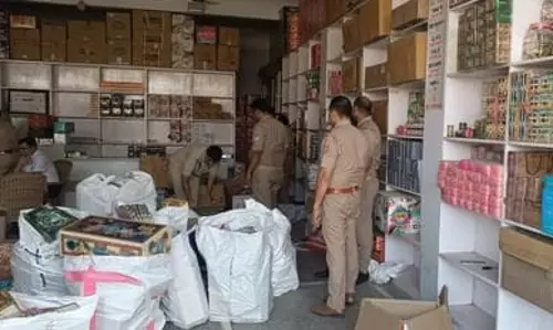 Bareilly: पुलिस ने घनी आबादी में अवैध पटाखों का भंडारण पकड़ा