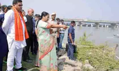 CM रेखा गुप्ता ने छठ व्रतियों के स्वागत में यमुना जल को स्वच्छ किया