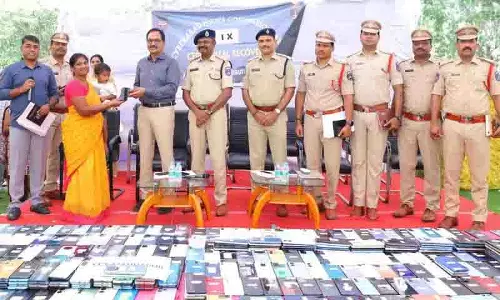 Cyberabad police ने 1,061 खोए हुए मोबाइल फोन का पता लगाया और उन्हें वापस किया Cyberabad police ने 1,061 खोए हुए मोबाइल फोन का पता लगाया और उन्हें वापस किया
