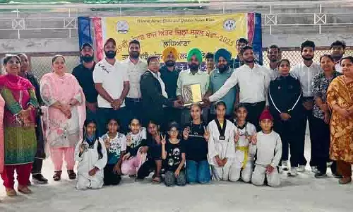 Ludhiana की टीम ने लड़कों की अंडर-19 हैंडबॉल प्रतियोगिता में जीत हासिल की Ludhiana की टीम ने लड़कों की अंडर-19 हैंडबॉल प्रतियोगिता में जीत हासिल की