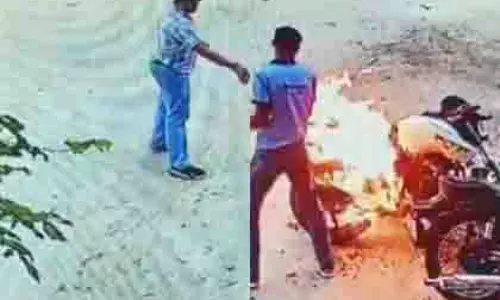 Rewari में बदमाशों ने 2 बाइकों में लगाई आग, 1 लाख की फिरौती मांगी Rewari में बदमाशों ने 2 बाइकों में लगाई आग, 1 लाख की फिरौती मांगी