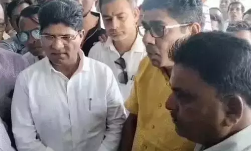 भूपेश बघेल के ओएसडी रहे आशीष वर्मा पर गुंडागर्दी करने का आरोप, वीडियो वायरल भूपेश बघेल के ओएसडी रहे आशीष वर्मा पर गुंडागर्दी करने का आरोप, वीडियो वायरल