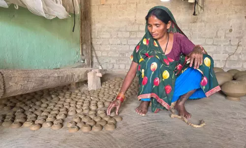 मिट्टी के दीयों से घर-आंगन जगमगाने वाली ललमोतिया की दिवाली इस बार होगी खास