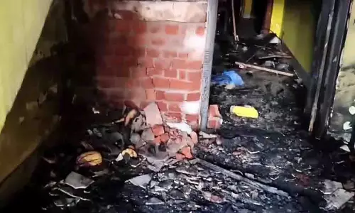 चार्जिंग के दौरान स्कूटर में लगी आग, सिलेंडर ब्लास्ट से घर जलकर राख