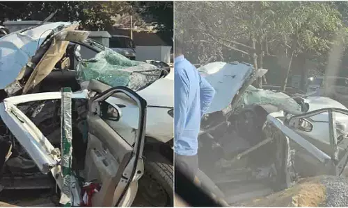 Gurugram: बजरी से लदा ट्रॉला कार पर पलटा 1 की मौत, 2 घायल Gurugram: बजरी से लदा ट्रॉला कार पर पलटा 1 की मौत, 2 घायल