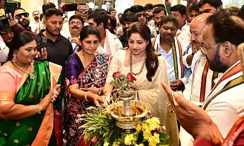 Hubli : एक्ट्रेस रचिता राम ने साउथ इंडिया शॉपिंग मॉल का उद्घाटन किया
