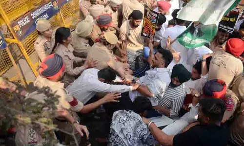 युवा कांग्रेस ने RSS कार्यालय का घेराव किया, भाजपा ने निष्पक्ष जांच की मांग की युवा कांग्रेस ने RSS कार्यालय का घेराव किया, भाजपा ने निष्पक्ष जांच की मांग की