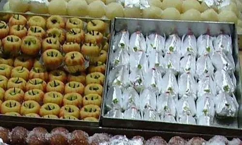 Panchkula DC ने दी चेतावनी, मिठाइयों की गुणवत्ता से कोई समझौता नहीं