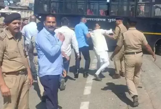 Champawat: कांग्रेस कार्यकर्ताओं को गिरफ्तार, मुख्यमंत्री की सुरक्षा बढ़ाई Champawat: कांग्रेस कार्यकर्ताओं को गिरफ्तार, मुख्यमंत्री की सुरक्षा बढ़ाई
