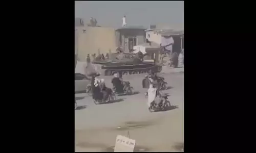 Afghan की सड़कों पर टैंक: तालिबान ने पाकिस्तानी सेना से टैंकों पर कब्ज़ा करने का दावा किया Afghan की सड़कों पर टैंक: तालिबान ने पाकिस्तानी सेना से टैंकों पर कब्ज़ा करने का दावा किया