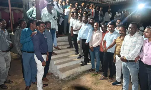 टीचर को अधिकारी ने लगाई फटकार, जींस-शर्ट पहनकर पहुंचा था दफ्तर टीचर को अधिकारी ने लगाई फटकार, जींस-शर्ट पहनकर पहुंचा था दफ्तर