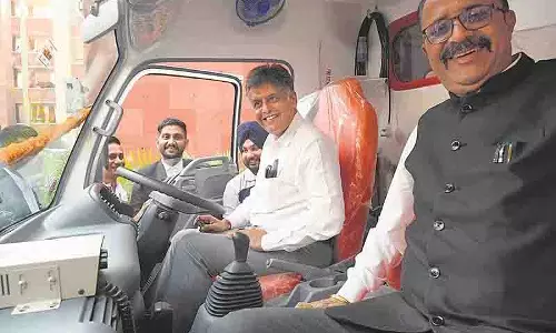 चंडीगढ़ के MP Manish Tewari ने सेक्टर 43 जिला अदालतों को एम्बुलेंस समर्पित की