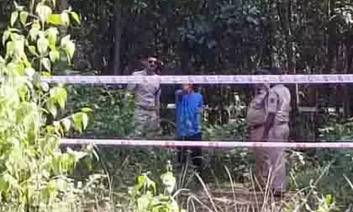 दुर्गापुर गैंगरेप केस: पुलिस ने फिर किया घटनास्थल का दौरा, घेराबंदी बढ़ाई दुर्गापुर गैंगरेप केस: पुलिस ने फिर किया घटनास्थल का दौरा, घेराबंदी बढ़ाई