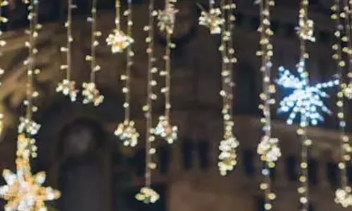 Diwali पर बालकनी सजाने के लिए फेयरी लाइट्स के क्रिएटिव टिप्स