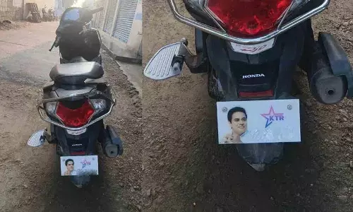 फैन ने स्कूटी की नंबर प्लेट पर लगाई KTR की तस्वीर