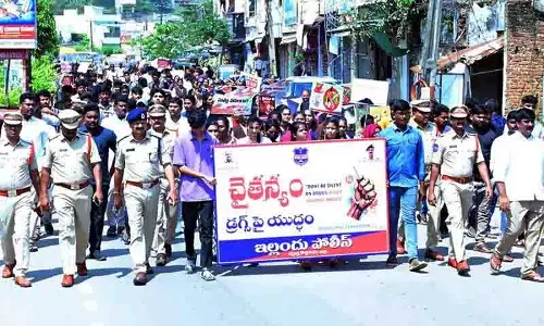 Kothagudem पुलिस ने नशीली दवाओं के खिलाफ चैतन्य अभियान शुरू किया