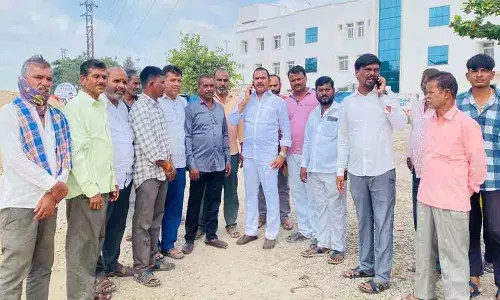 पाटनचेरु BRS के नगरसेवक मेट्टू कुमार यादव ने ऑटो कर्मियों की मदद की पाटनचेरु BRS के नगरसेवक मेट्टू कुमार यादव ने ऑटो कर्मियों की मदद की
