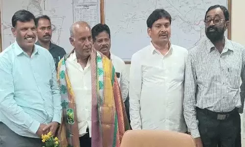 MLA कूनामनेनी ने कोठागुडेम क्षेत्र के महाप्रबंधक से मुलाकात की MLA कूनामनेनी ने कोठागुडेम क्षेत्र के महाप्रबंधक से मुलाकात की