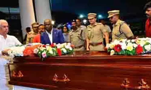 केन्या के पूर्व प्रधानमंत्री को श्रद्धांजलि देने पहुंचे केरल के राज्यपाल केन्या के पूर्व प्रधानमंत्री को श्रद्धांजलि देने पहुंचे केरल के राज्यपाल