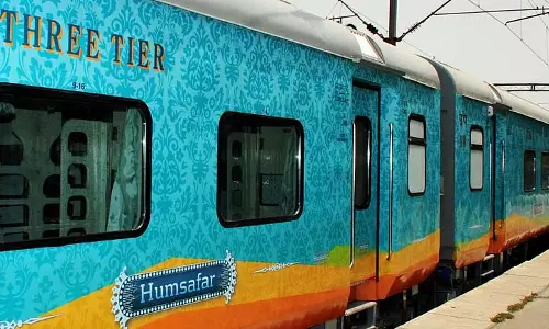 क्या रेलवे प्रीमियम रेल यात्रियों की परेशानियों पर ध्यान रखता है?