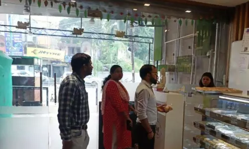 दिवाली से पहले मिठाई दुकानों का निरीक्षण अभियान, नकली खोवा और मिलावट की आशंका दिवाली से पहले मिठाई दुकानों का निरीक्षण अभियान, नकली खोवा और मिलावट की आशंका