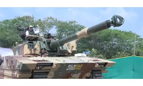 Pune: रक्षा मंत्री राजनाथ सिंह ने डीआरडीओ की तोपखाना प्रदर्शनी में भाग लिया Pune: रक्षा मंत्री राजनाथ सिंह ने डीआरडीओ की तोपखाना प्रदर्शनी में भाग लिया