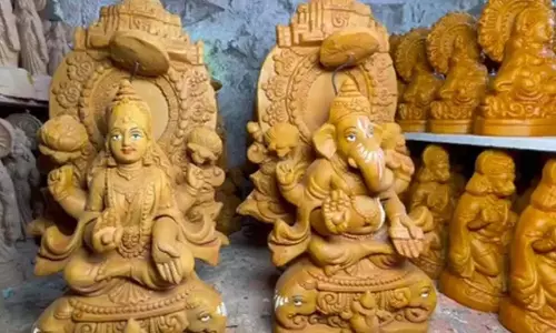 गंगा की मिट्टी से बने गणेश-लक्ष्मी के पिंडीआइडल्स की बढ़ी मांग, देशभर से ऑर्डर गंगा की मिट्टी से बने गणेश-लक्ष्मी के पिंडीआइडल्स की बढ़ी मांग, देशभर से ऑर्डर