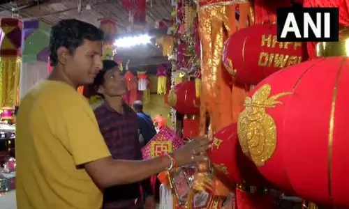 कलबुर्गी में दिवाली 2025 से पहले बाजार में उमड़ी भीड़, खरीदारी का उत्सव शुरू कलबुर्गी में दिवाली 2025 से पहले बाजार में उमड़ी भीड़, खरीदारी का उत्सव शुरू