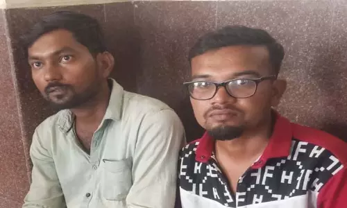रायपुर पुलिस ने प्रतिबंधित नशीली सिरप Glankof-T के साथ दो आरोपी गिरफ्तार रायपुर पुलिस ने प्रतिबंधित नशीली सिरप Glankof-T के साथ दो आरोपी गिरफ्तार