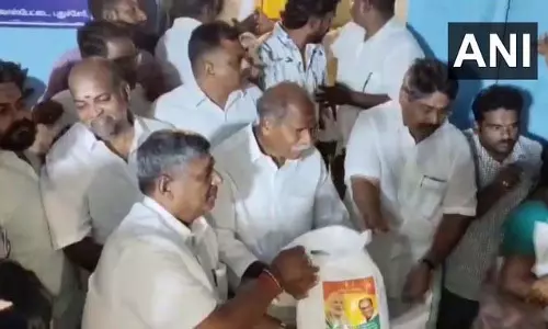 मुख्यमंत्री N. Rangaswamy ने दिवाली पर लोगों को उपहार वितरित किए
