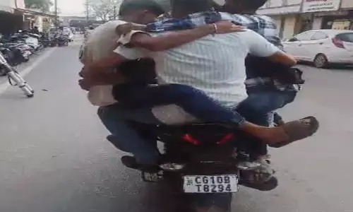 CG BREAKING: 5 युवक बिना एक बाइक पर, खतरनाक स्टंटबाजी का वीडियो वायरल