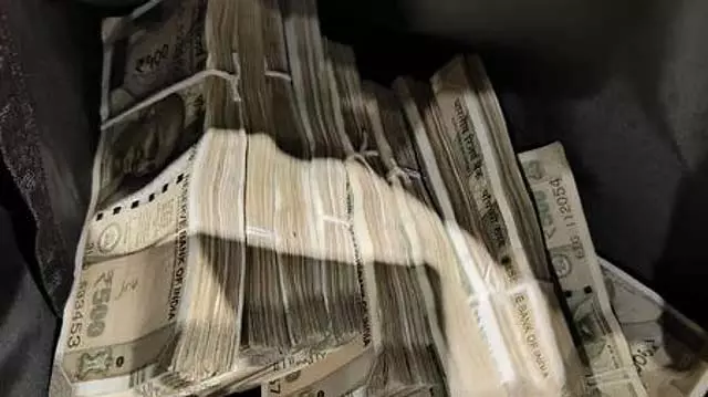 Tamil Nadu में 37 सरकारी ऑफिसों से दो दिनों में 37.74 लाख जब्त किए गए Tamil Nadu में 37 सरकारी ऑफिसों से दो दिनों में 37.74 लाख जब्त किए गए