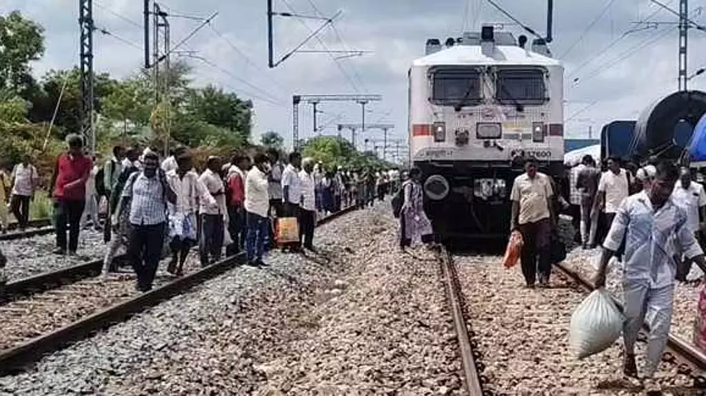 Tamil Nadu : इंजन फेल होने से लालबाग एक्सप्रेस ट्रेन बीच रास्ते में रुकी Tamil Nadu : इंजन फेल होने से लालबाग एक्सप्रेस ट्रेन बीच रास्ते में रुकी