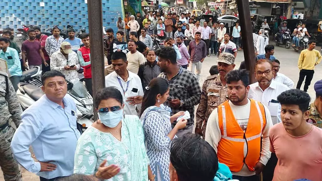 छत्रपति संभाजीनगर: CSMC ने अवैध मीट की दुकानों पर कार्रवाई की, ₹14,000 का जुर्माना वसूला छत्रपति संभाजीनगर: CSMC ने अवैध मीट की दुकानों पर कार्रवाई की, ₹14,000 का जुर्माना वसूला