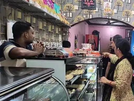 होटलों में खाद्य विभाग की रेड, मिठाइयों के सैंपल लिए गए होटलों में खाद्य विभाग की रेड, मिठाइयों के सैंपल लिए गए