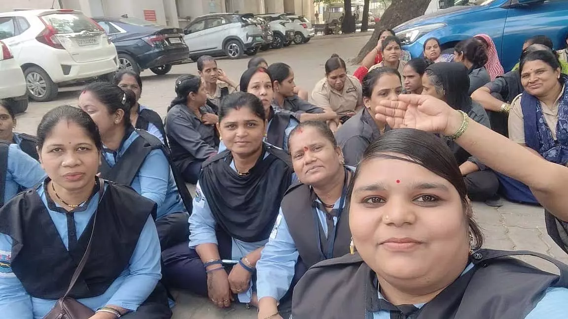 Indore : एमवाय, एमटीएच कंपाउंड हॉस्पिटल में आउटसोर्स स्टाफ की हड़ताल से सेवाएं प्रभावित Indore : एमवाय, एमटीएच कंपाउंड हॉस्पिटल में आउटसोर्स स्टाफ की हड़ताल से सेवाएं प्रभावित