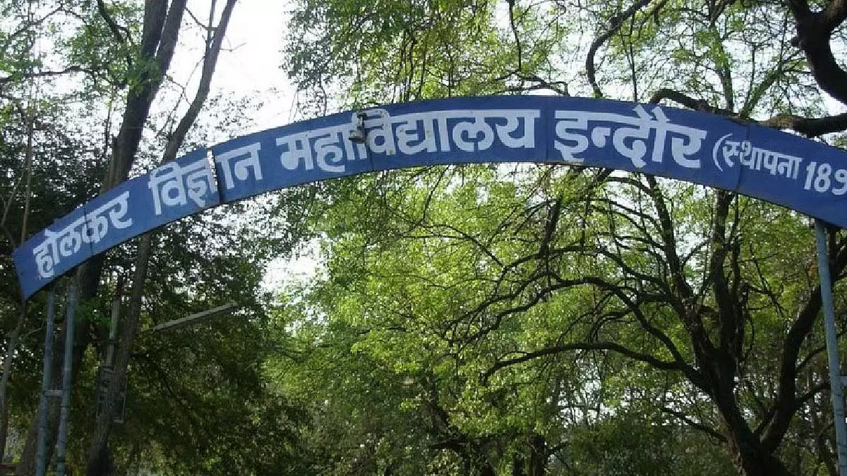 Indore : खाली घर में चोरी के आरोप में दो नाबालिगों समेत पांच पकड़े गए Indore : खाली घर में चोरी के आरोप में दो नाबालिगों समेत पांच पकड़े गए