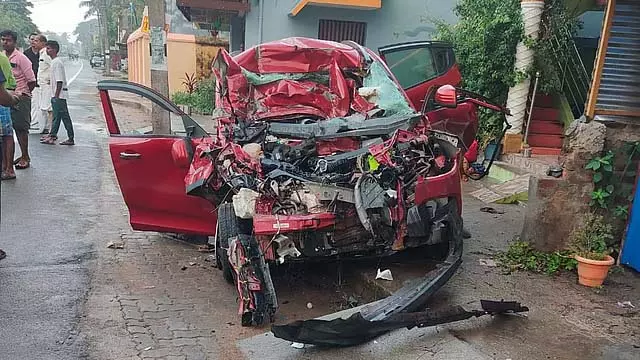 Tamil Nadu : एक लॉरी ने एक कार को टक्कर मार दी Tamil Nadu : एक लॉरी ने एक कार को टक्कर मार दी