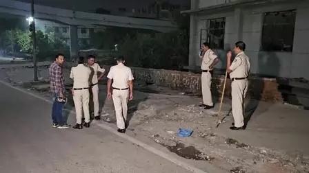 चौक पर गोलीबारी, एक की मौत, दूसरा घायल चौक पर गोलीबारी, एक की मौत, दूसरा घायल