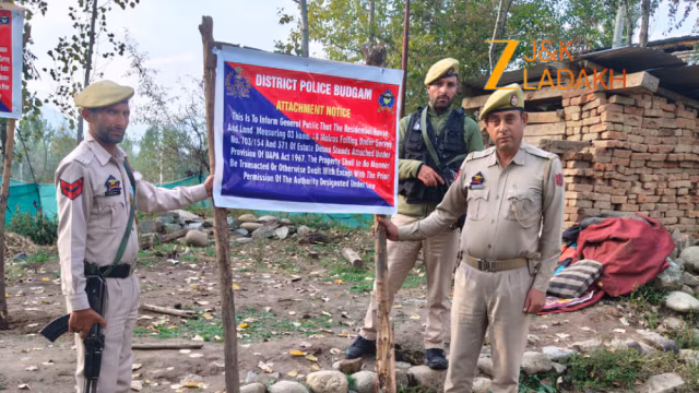 Budgam: पुलिस ने बडगाम में आतंकवादी का संपत्ति जब्त की Budgam: पुलिस ने बडगाम में आतंकवादी का संपत्ति जब्त की