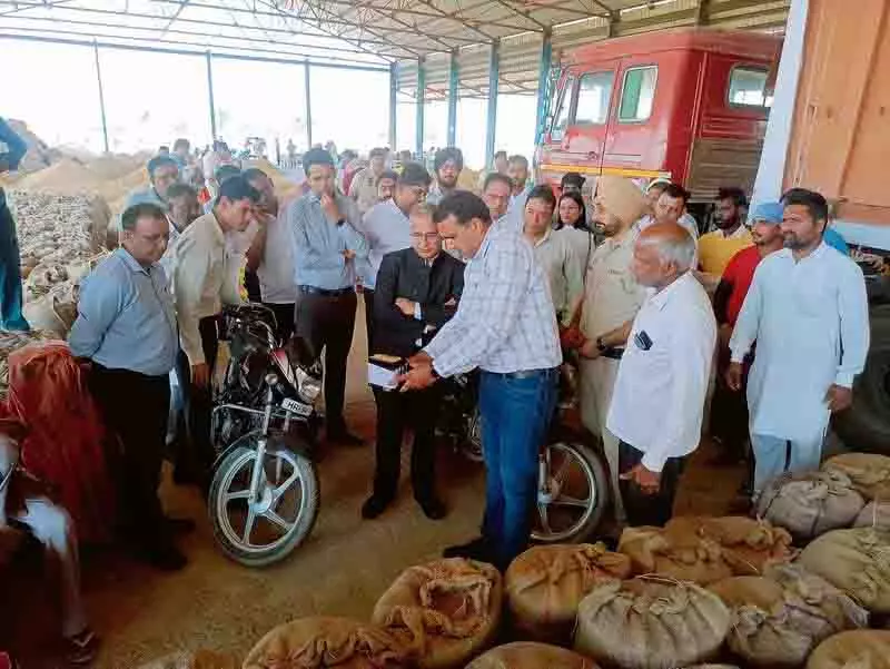 Punjab: चावल मिल मालिकों और अधिकारियों द्वारा ‘नमी में हेरफेर’ पर किसानों ने जताई नाराजगी Punjab: चावल मिल मालिकों और अधिकारियों द्वारा ‘नमी में हेरफेर’ पर किसानों ने जताई नाराजगी