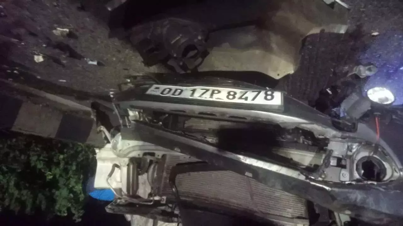 Odisha : बरगढ़ में कार एक्सीडेंट में तीन लोगों की मौत, दो घायल Odisha : बरगढ़ में कार एक्सीडेंट में तीन लोगों की मौत, दो घायल