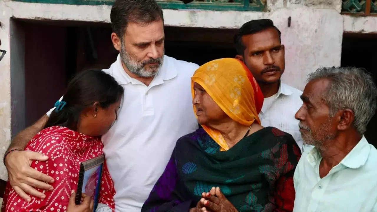 Fatehpur: हरिओम वाल्मीकि के घर राहुल गांधी की उपस्थिति, परिवार से मुलाकात Fatehpur: हरिओम वाल्मीकि के घर राहुल गांधी की उपस्थिति, परिवार से मुलाकात