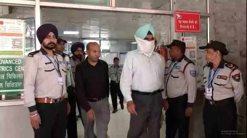 पंजाब के DIG हरचरण भुल्लर को अदालत में पेश करने से पहले मेडिकल जांच के लिए ले जाया गया पंजाब के DIG हरचरण भुल्लर को अदालत में पेश करने से पहले मेडिकल जांच के लिए ले जाया गया