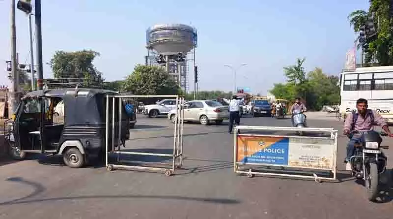 8 साल की पीड़िता के माता-पिता और NGO ने धरना दिया, लापरवाही के लिए स्कूल के खिलाफ FIR की मांग 8 साल की पीड़िता के माता-पिता और NGO ने धरना दिया, लापरवाही के लिए स्कूल के खिलाफ FIR की मांग